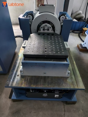 Maximal-Sine-Kraft 700Kg.f Spitze (7KN) Luftgekühlte Vibrationstabelle Prüfgeräte für Stoß- und Vibrations-Batterietests