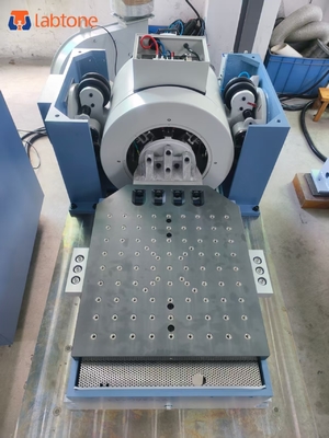 Maximal-Sine-Kraft 700Kg.f Spitze (7KN) Luftgekühlte Vibrationstabelle Prüfgeräte für Stoß- und Vibrations-Batterietests